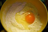 桂花凤尾虾天妇罗,鸡蛋和面粉水调和，面粉，鸡蛋，水比例大约为5:2:5