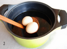 茶香魔鬼蛋,鸡蛋煮好后去皮，卤水锅煮到出味后，将鸡蛋放进去，煮5-10分钟后关火，让鸡蛋留在卤水中浸泡1小时以上（时间越长越上色入味）。