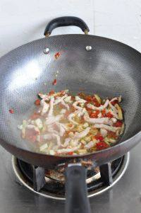 芹菜炒香干,锅里放油，放入剁椒，蒜碎，姜，一起炒均匀出香味，放入肉丝划拉几下外面变白。