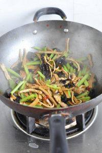 芹菜炒香干,汤汁收干芹菜断生即可出锅。