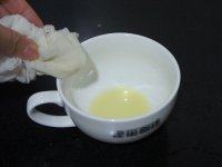 蜂蜜生姜茶,取出捣碎的姜沫，放入干净的纱布中，挤出姜汁；