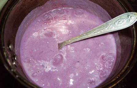 紫薯浓汤,加入牛奶,和匀,放到锅中煮