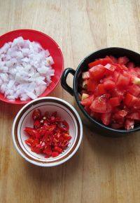 番茄浓汤,洋葱、红尖椒剁碎、西红柿切小丁