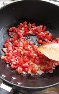 番茄浓汤,入番茄丁一起翻炒，直至番茄出沙