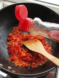 番茄浓汤,加入少量番茄酱翻炒均匀，如果买到的番茄酸甜度够，也可不加