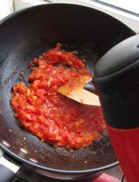 番茄浓汤,倒入开水，没过番茄即可，调入适量鸡精，烧开转小火炖煮