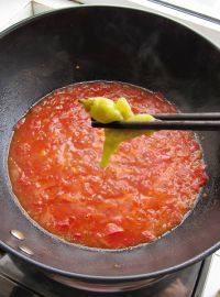 番茄浓汤,此时汤内放入即可野山椒，不必太多，两三颗即可，还可以倒入一些腌制野山椒的水