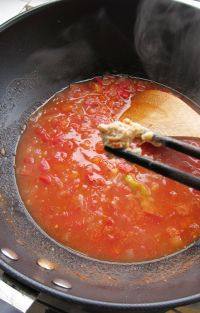 番茄浓汤,加入1/3块小白腐乳。这里加入白腐乳是为了增香，如果不喜欢或者家里没有，也可不加。再继续熬煮