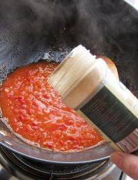 番茄浓汤,撒入一些白胡椒调味，煮至自己喜欢的浓稠度就可盛出，撒上面包丁即可食用。如果之前没有放白腐乳，就需要加少量的盐、糖调味