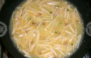 蟹粉豆腐,将金针菇、姜沫、咸蛋蛋白、蛋黄一起混合放入锅内，加一小碗水煮开。