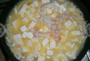 蟹粉豆腐,加入蟹肉，滑散滚煮个１分钟左右。