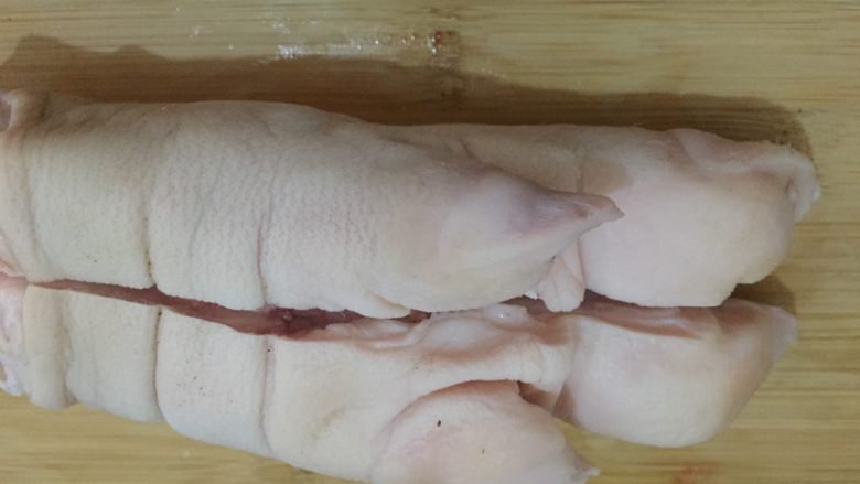 红烧猪蹄～满满的胶原蛋白,如图猪蹄从两趾之间劈开如图