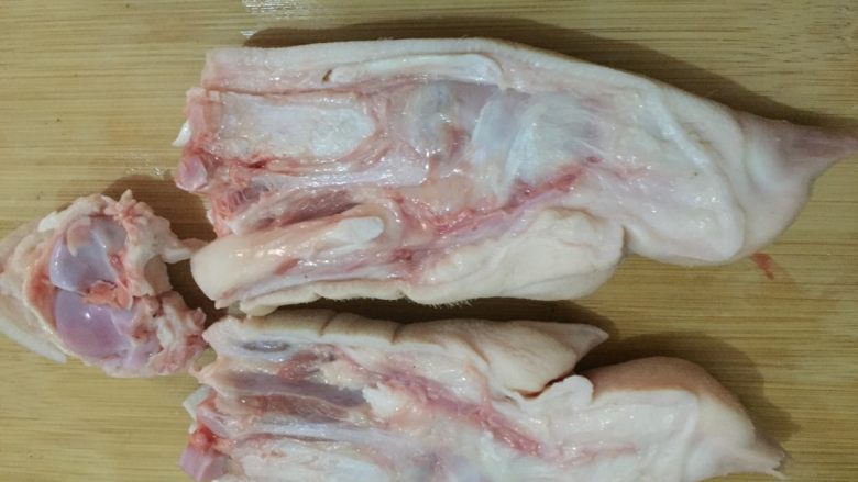 红烧猪蹄～满满的胶原蛋白,如图劈到底下横着的骨头时停下，用小刀沿着骨缝将肉和筋分离如图