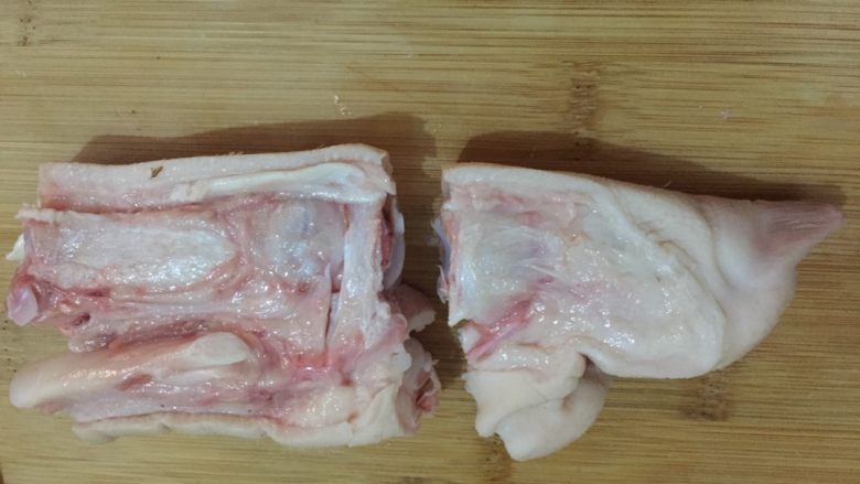 红烧猪蹄～满满的胶原蛋白,用手握住猪蹄一半的两端轻轻掰一下可以看到骨头链接的地方，用小刀沿着骨缝将猪蹄肉和筋分离如图