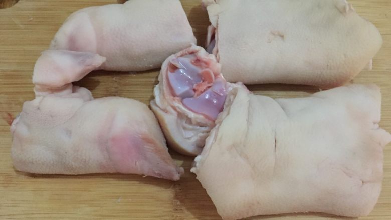 红烧猪蹄～满满的胶原蛋白,如图最后一个猪蹄被分成五块，这样的猪蹄没有碎骨头，操作简单，吃起来方便也更容易入味。