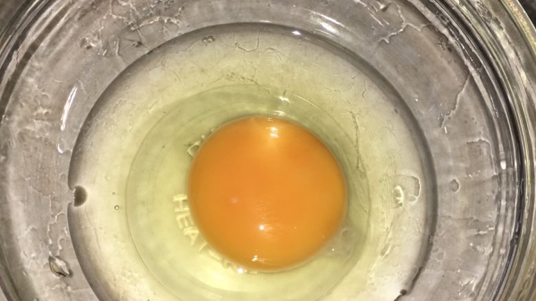 秋葵雞蛋羹,如图 把鸡蛋打入碗中 ，搅拌蛋液至均匀，可多打一下