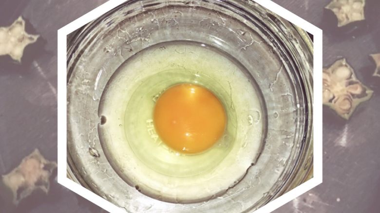 秋葵雞蛋羹,把搅拌好的蛋液加入冷水、少许盐，冷水的份量是和你的蛋液份量1:1哦！然后再搅拌均匀