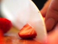草莓酸奶冻,首先把新鲜的草莓切成小块。