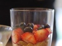 草莓酸奶冻,往杯子里面倒入希腊酸奶，加入玉米片，切好的草莓块，几颗蓝莓。