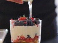 草莓酸奶冻,最后撒上蓝莓，草莓块，浇上甜滋滋的蜂蜜（冰镇一下味道会更棒哦）。