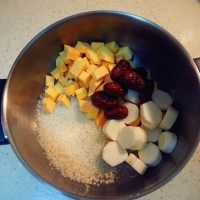 红薯山药粥,接着将除了枸杞以外的所有食材放入锅里