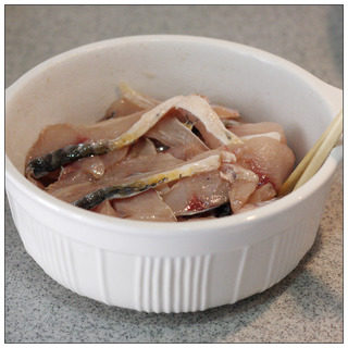 麻辣口水鱼,用腌料将鱼腌制30分钟。