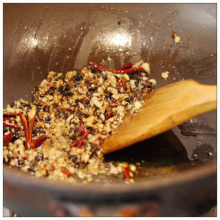 麻辣口水鱼,锅里放油，烧热后，放入花椒和干辣椒丝，再放入豆豉、姜蒜末炒香。