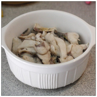 麻辣口水鱼,锅里加水，水开后，将火关到最小，放入腌好的鱼片，烫熟，捞起，平铺在大碗里。