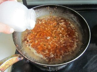 蚂蚁上树（肉末粉丝）,加入适量的高汤或水，再加入些生抽， 盐和胡椒粉等调味料；