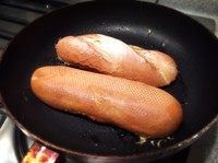 新加坡“约翰面包”,快速把涂好的法棍放在热好的不粘锅上，稍微用力压一压