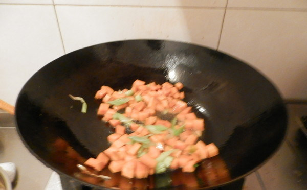 素炒蔬菜丁,热锅冷油之后加入胡萝卜丁翻炒