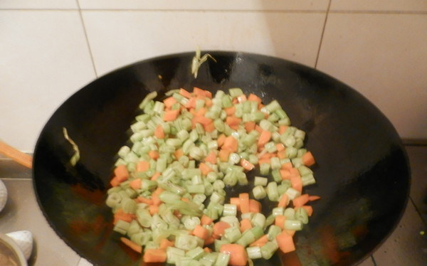 素炒蔬菜丁,然后加入云豆丁翻炒