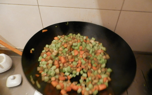 素炒蔬菜丁,最后加入茄子丁翻炒，炒软之后加入盐和味达美调味