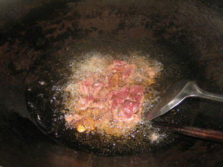 干炒牛河,锅里加油烧热，下牛肉走油，一变色就捞起滤干油。