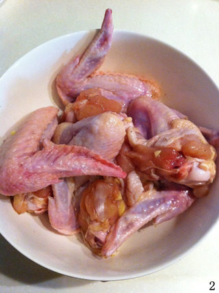 太爷鸡翼,鸡翼用姜、白胡椒粉、料酒腌制30分钟；