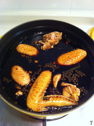 太爷鸡翼,腌好的鸡翼抹掉姜，放入卤锅；