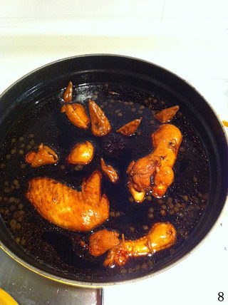 太爷鸡翼,用小火浸煮鸡翼至熟及入味；