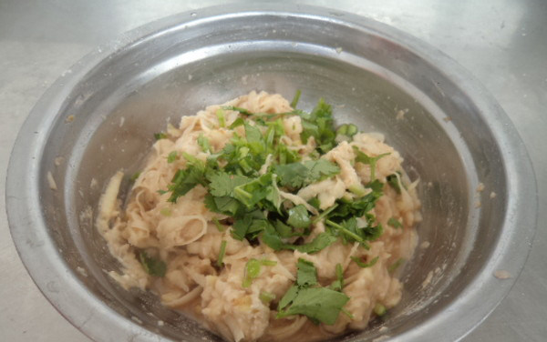 陕北洋芋擦擦,添加切碎的香菜搅拌均匀，成洋芋糊