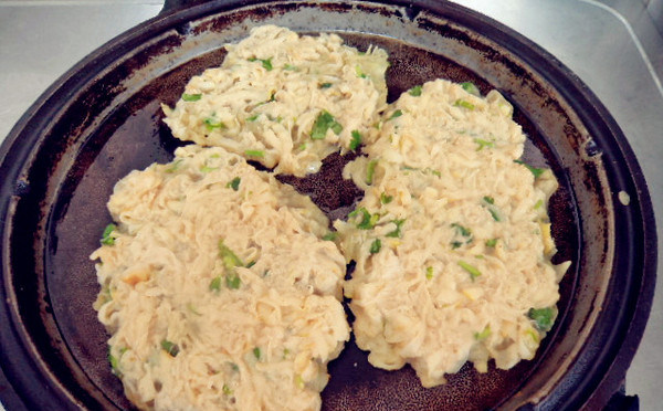 陕北洋芋擦擦,电饼铛加少许油，涂均匀，将洋芋糊倒入铛中煎。擦擦的大小随个人意愿