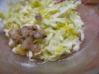 大阪烧,然后把白菜，小葱和海鲜粒一起放入面糊里用刮刀略为拌匀就好了