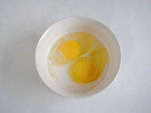 猪肉蛋饺,鸡蛋磕入碗中，加入1汤勺的水淀粉。