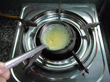 猪肉蛋饺,用汤勺舀一汤勺的蛋液，倒入勺子里，转动勺子，让蛋液铺满勺子，成一个圆饼状。