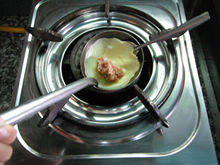 猪肉蛋饺,把蛋皮盖好，稍微按压一下，让它粘紧。如果开始不熟悉，把蛋皮煎过了，就在蛋皮的边缘抹上一层水淀粉，然后再盖过来，这么就粘得牢固了。