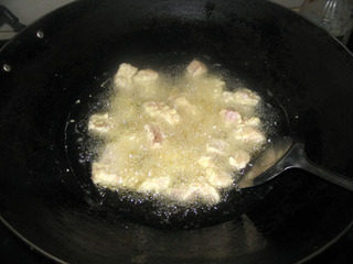 咕噜肉,锅里加入适量的油，六成热的时候放猪肉下锅炸透，然后猛火再炸1分钟。