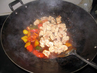 咕噜肉,加入适量的水淀粉，将糖醋汁收浓，加入炸好的猪肉。