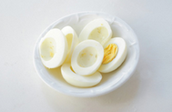 鸡蛋蒸丸子,将<a style='color:red;display:inline-block;' href='/shicai/ 9'>鸡蛋</a>洗净，放入冷水锅中煮熟，捞出剥去蛋壳，切成两半，再将蛋黄取出留蛋白备用。