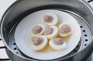 鸡蛋蒸丸子,放入蒸锅中蒸至肉馅熟嫩后端出。