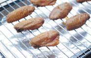 酱烤鸡翅,烤盘上铺锡纸，将鸡翅放在烤网上。