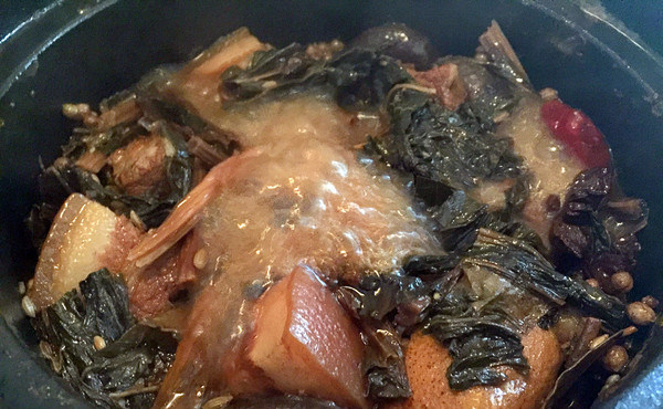 梅干菜烧肉,开锅后，转小火可以盖着盖子开煮了，火大水会干的，煮40分钟左右汤汁渐渐收干。味道淡适量加入盐，然后即可出锅