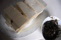 口袋豆腐,豆腐切成8厘米长，4厘米宽，2厘米厚。海带丝用温水泡一下。